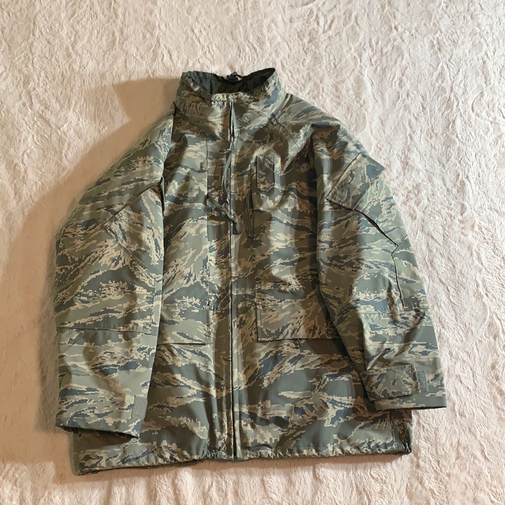 Military issue Gortex Cold WeatherJacket,Large hunting,fishing,water resistant